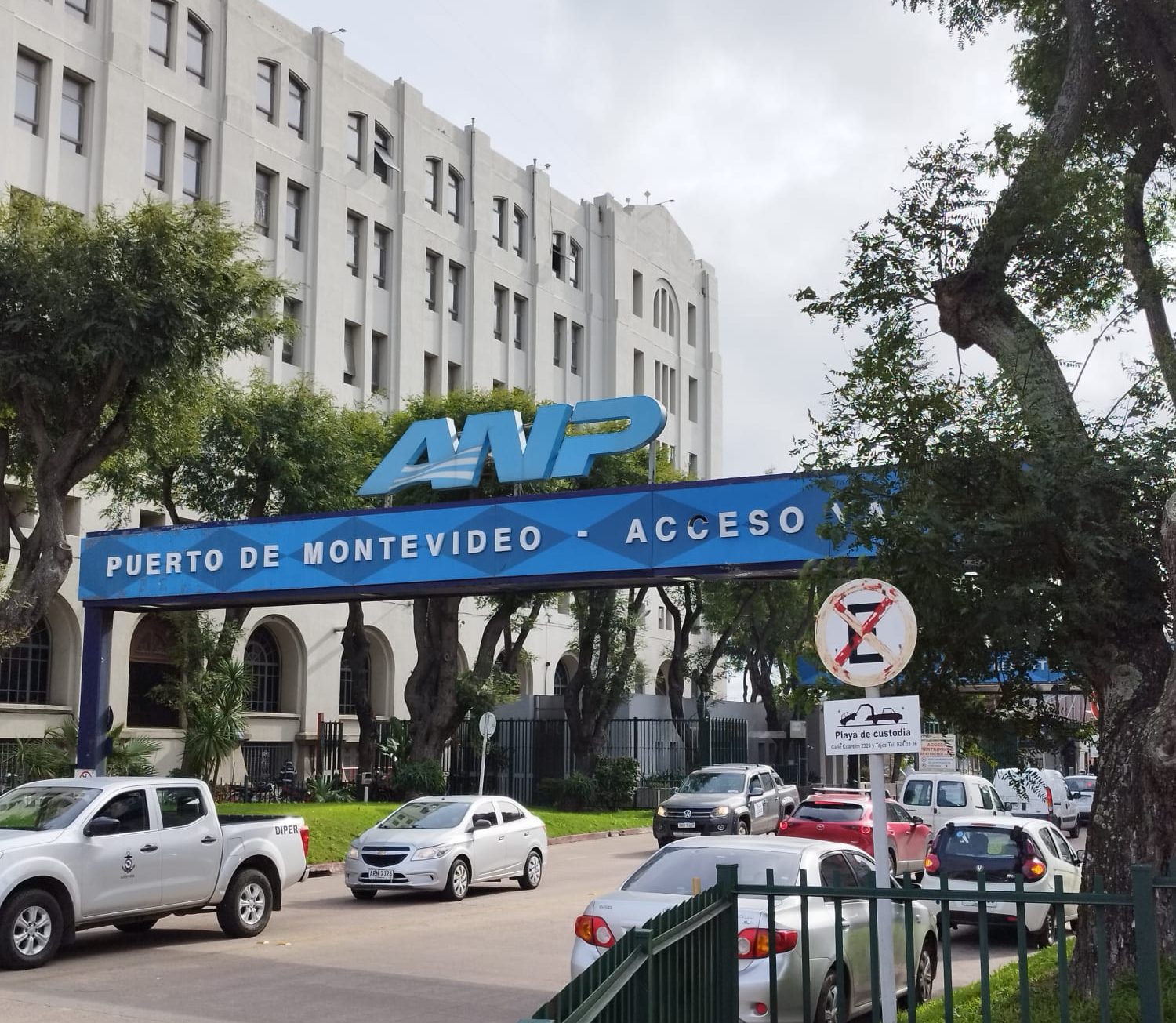 Cartel del acceso Yacaré
