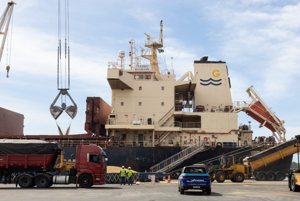 Operación de carga y descarga en el puerto de Río Grande
