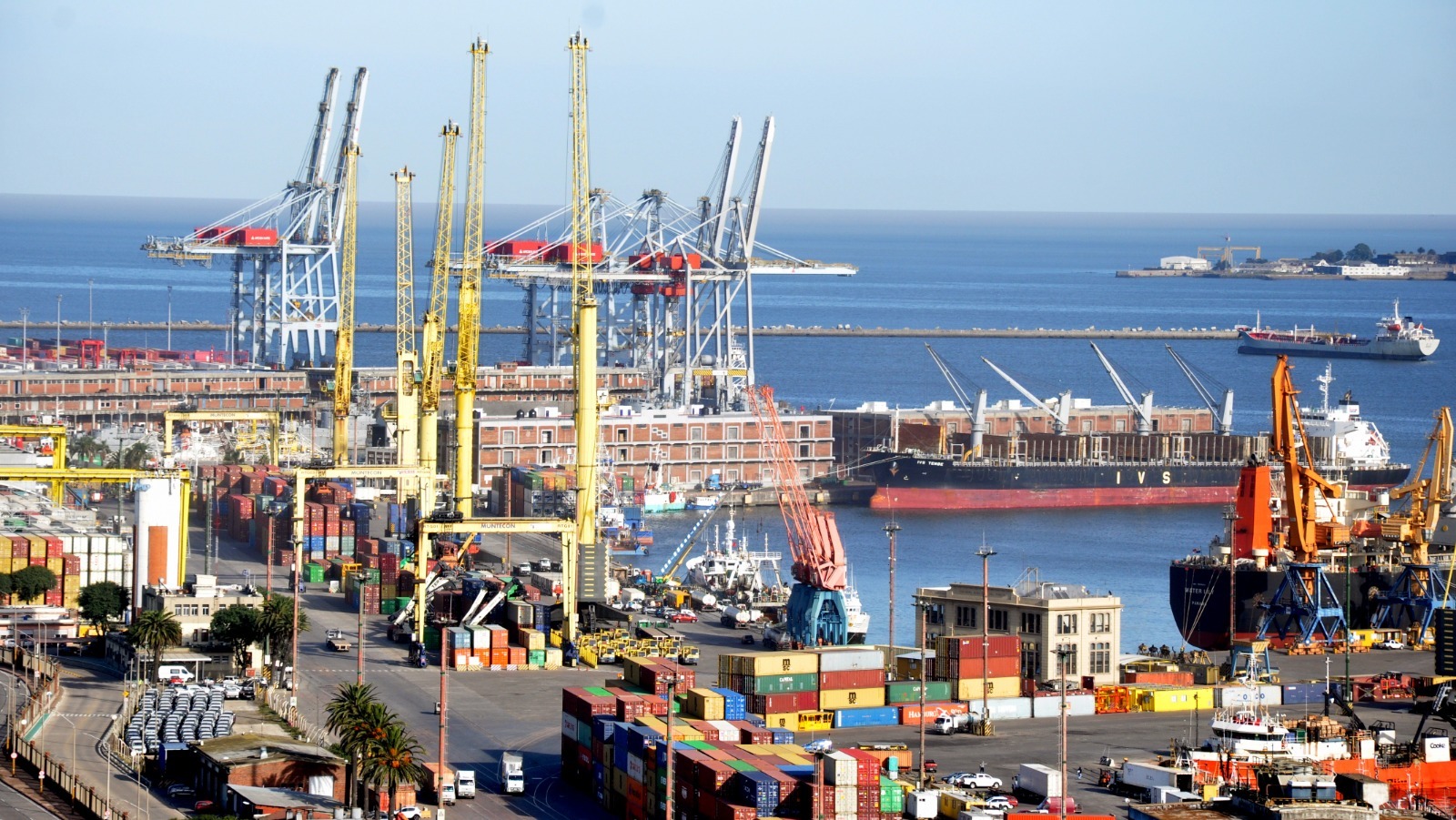 Contenedores, grúas y barcos en el puerto de Montevideo