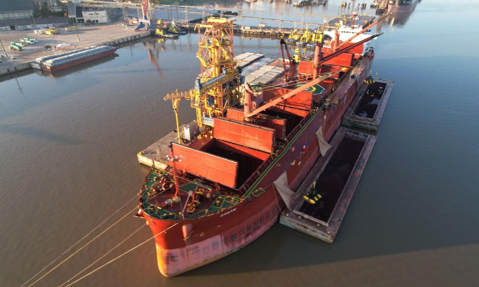 Imagen aérea de barco amarrado en el puerto de Nueva Palmira