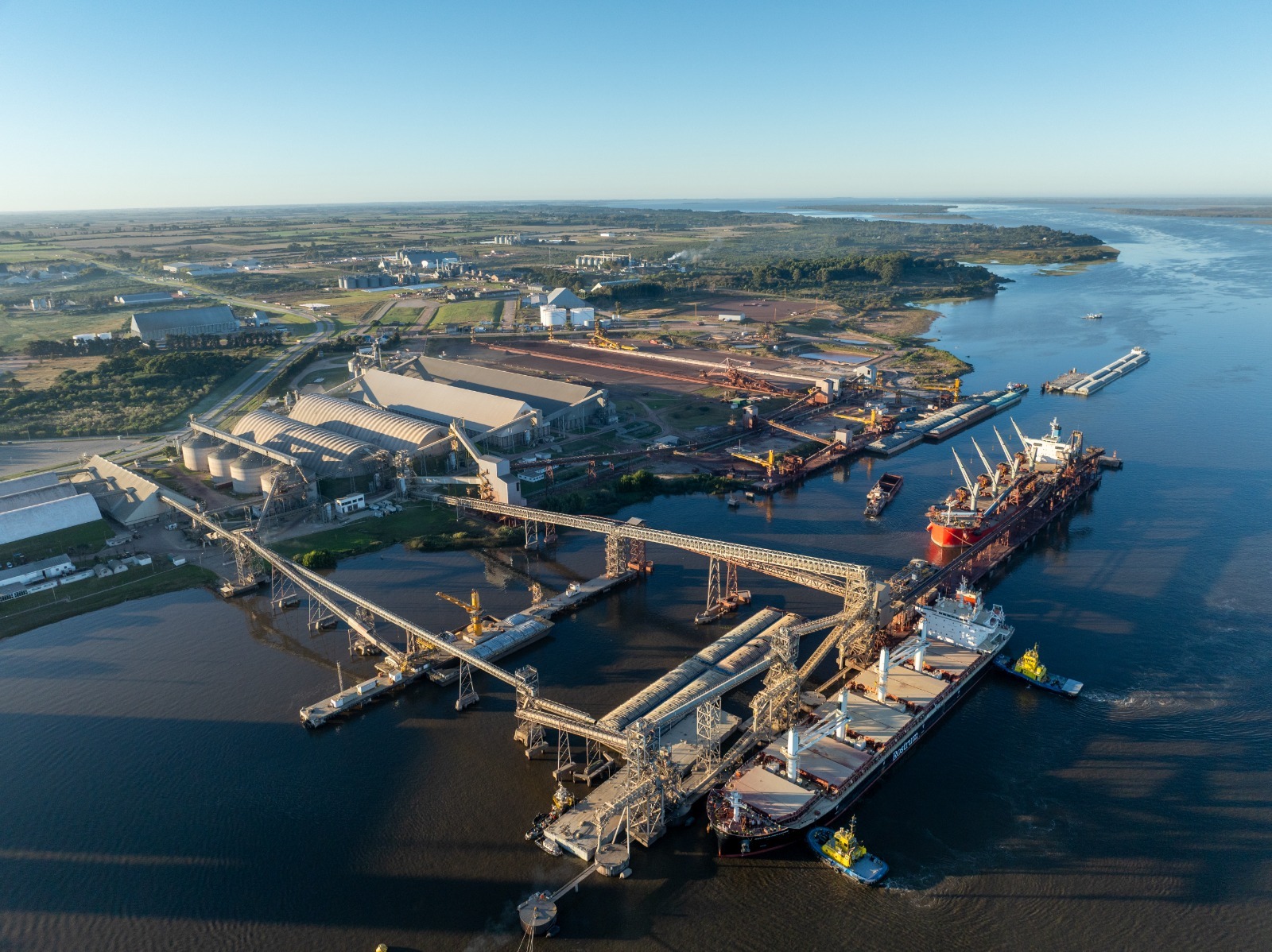Imagen aérea del puerto de Nueva Palmira.