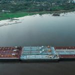 Armadores paraguayos demandan reducir tiempos de escala de convoyes de barcazas en Montevideo