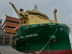 “AAL Hamburg” desembarca 14 barcazas para LHG Mining en Nueva Palmira