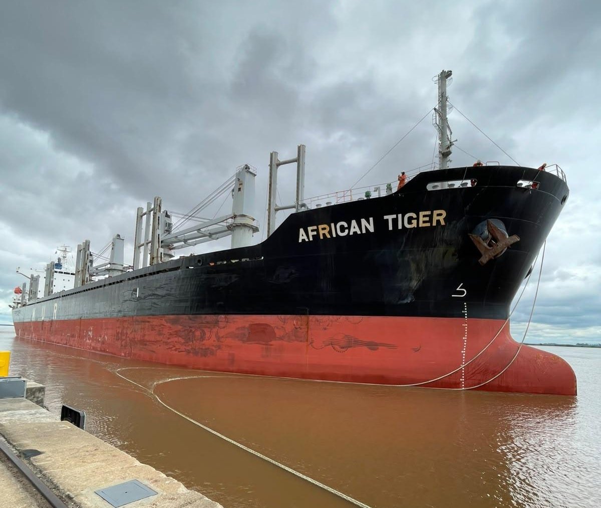 Proa del barco "African Tiger" durante su estadía en Nueva Palmira.