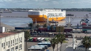 El “Grande Melbourne” marca un récord de capacidad en el puerto de Montevideo