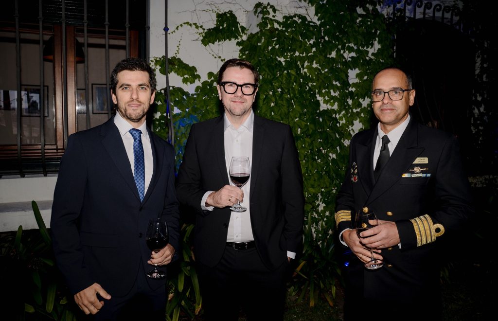 Juan Pablo Castro (Montecon), Laudemir Mitterer (Liebherr Alemania) y Néstor Lemos (Prefecto de Montevideo) | Foto: Montecon