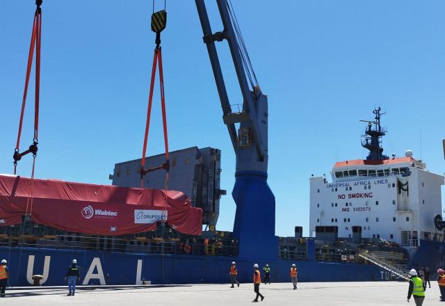 Descarga de locomotoras en el puerto de Montevideo | Foto: Altamar News